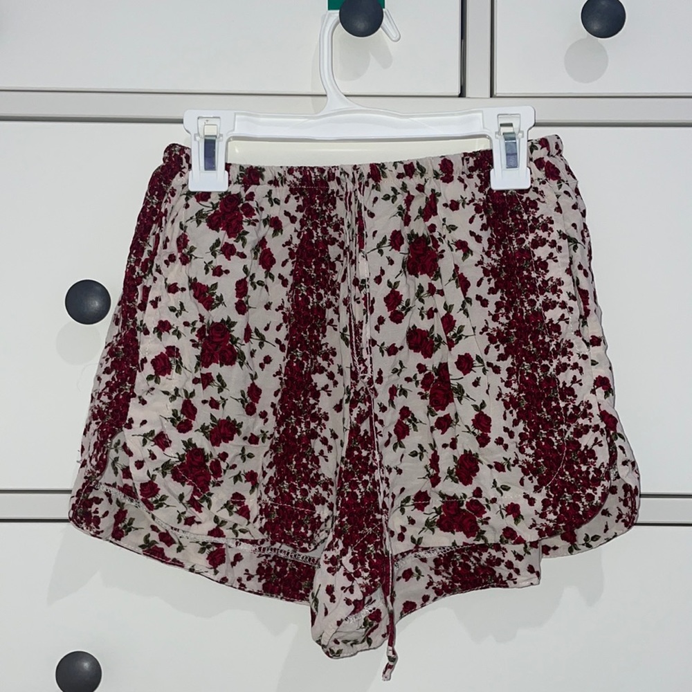 BRANDY MELVILLE FLORAL FLOWY SHORTS